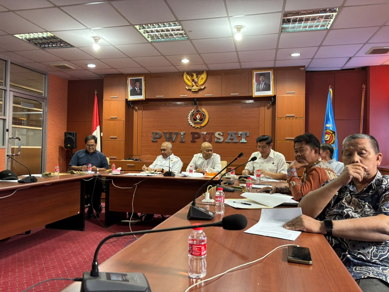Rapat pembahasan Kartu Tanda Anggota (KTA) Biasa dan peningkatan status keanggotaan yang dipimpin Ketua Umum PWI Pusat, Akhmad Munir, di Kantor PWI Pusat, Jakarta, Kamis (9/7).
